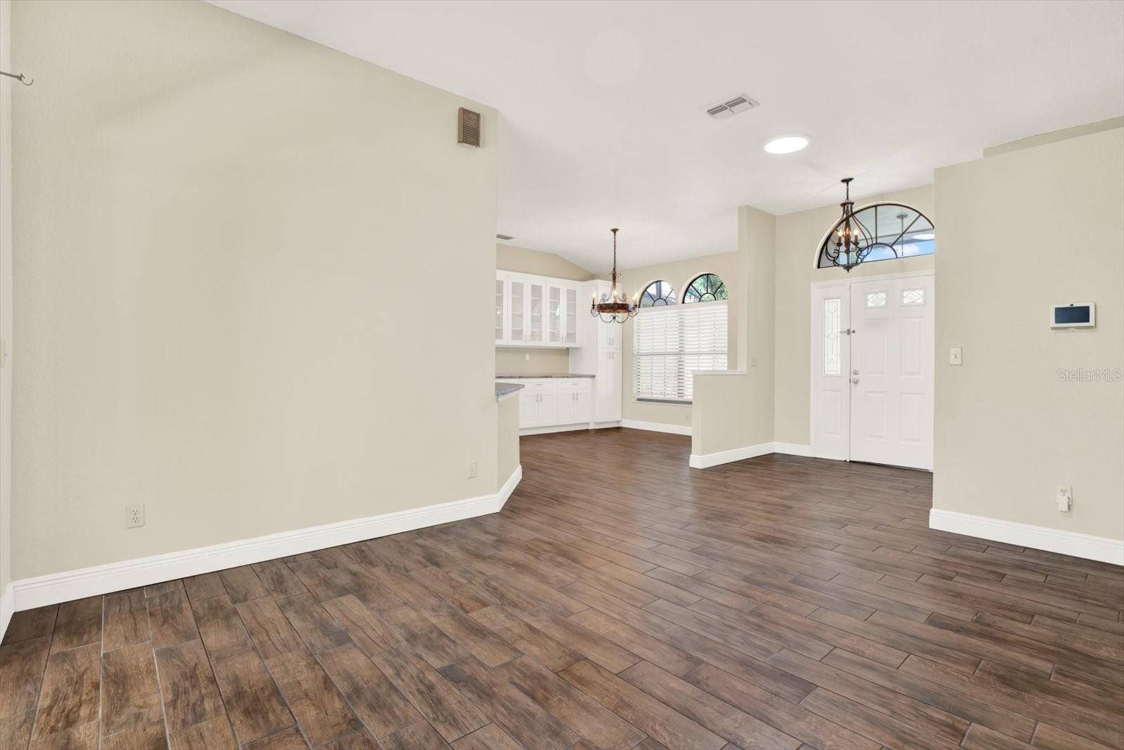 Image 11 of 33 For 447 Whispering Lakes Boulevard