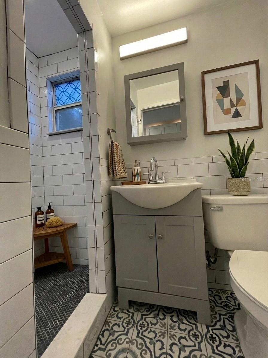 Image 8 of 25 For 3734 Burlington Avenue N 1