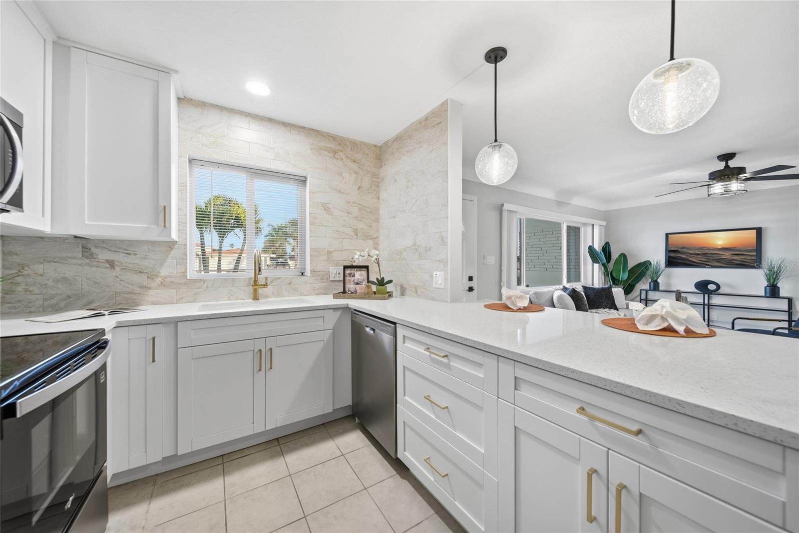 Image 4 of 26 For 6830 Bay Street