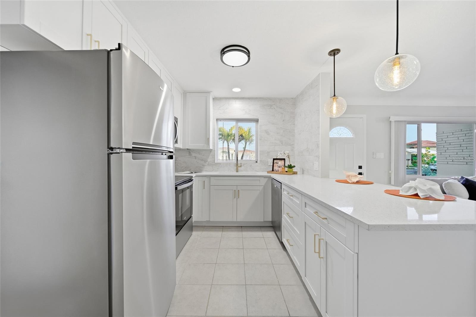 Image 5 of 26 For 6830 Bay Street