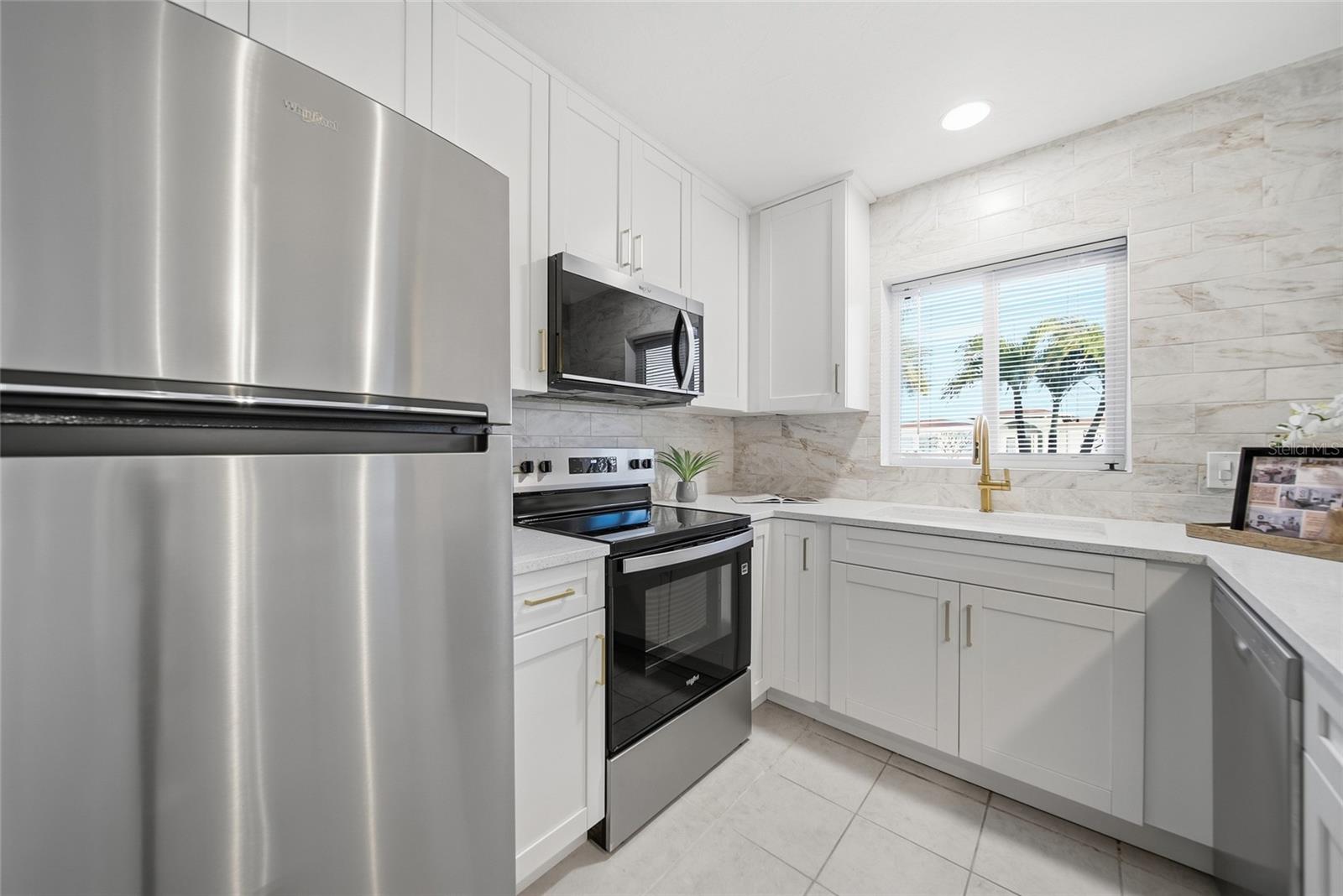 Image 6 of 26 For 6830 Bay Street