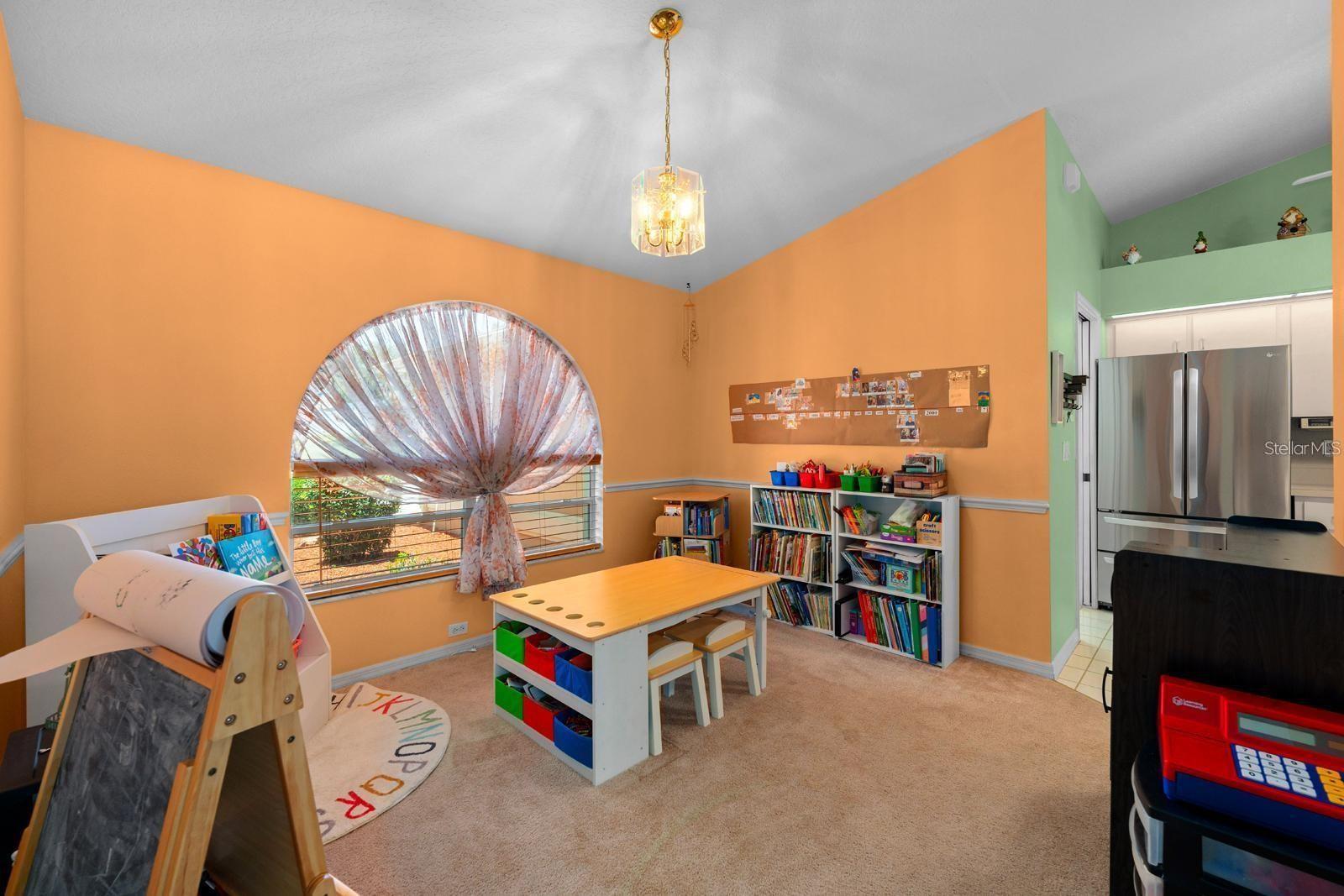 Listing photo id 3 for 10228 Yellow Pine Way