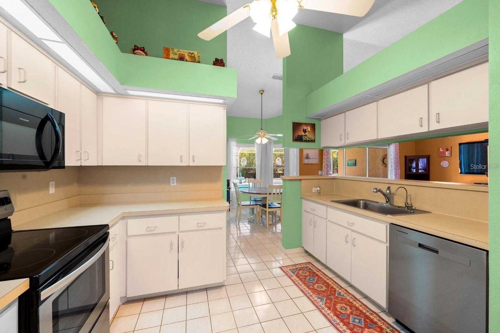 Listing photo id 4 for 10228 Yellow Pine Way