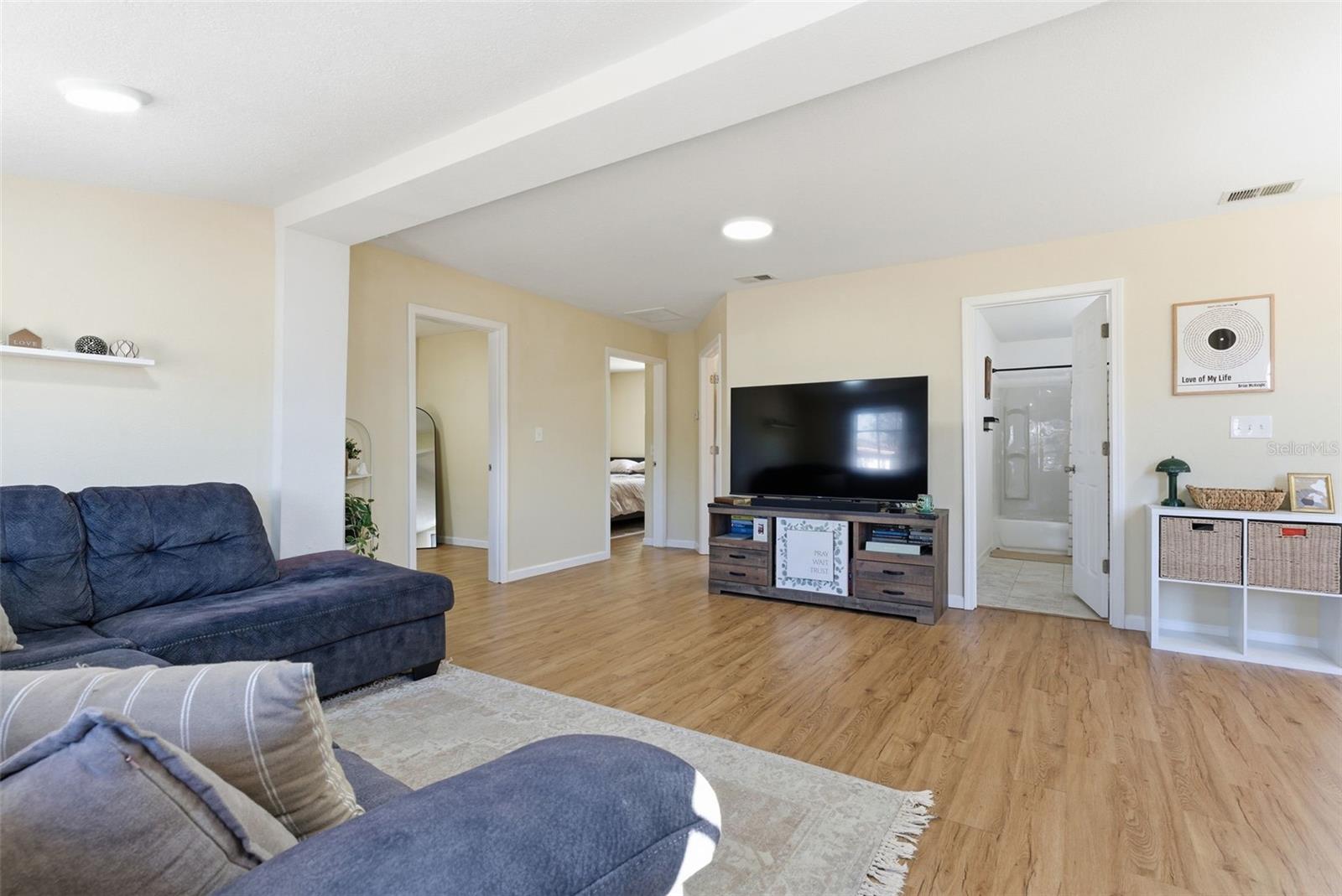 Listing photo id 3 for 7507 Orleans Avenue