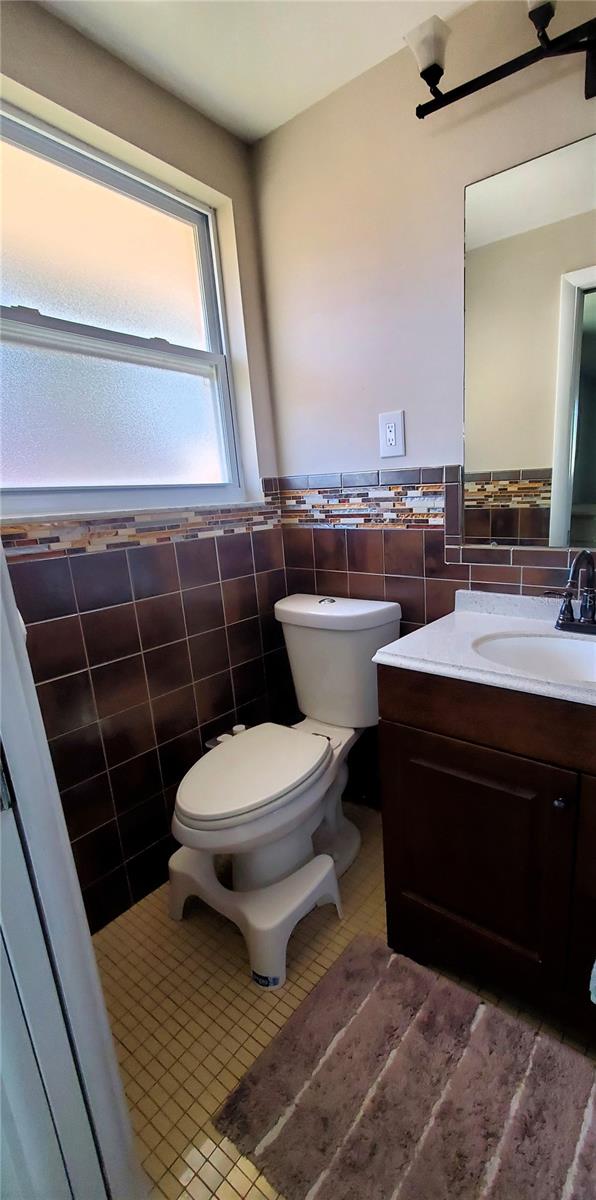 Image 32 of 47 For 7702 Rosewood Drive