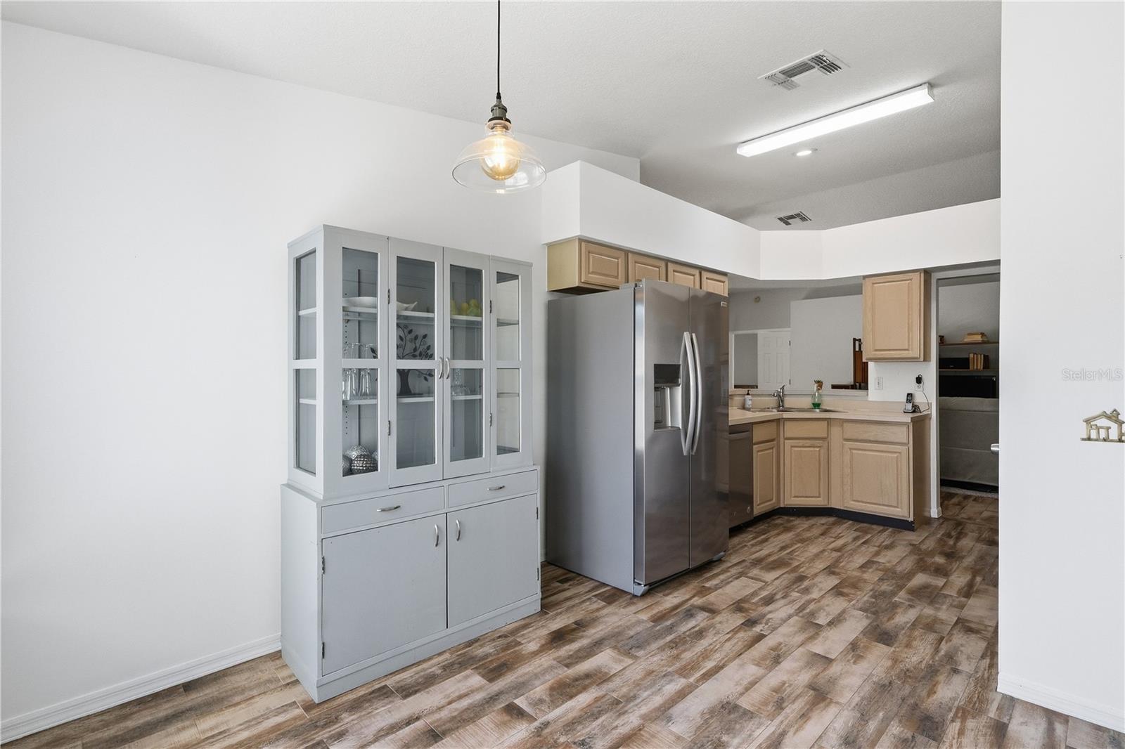 Listing photo id 8 for 29406 Zeller Avenue