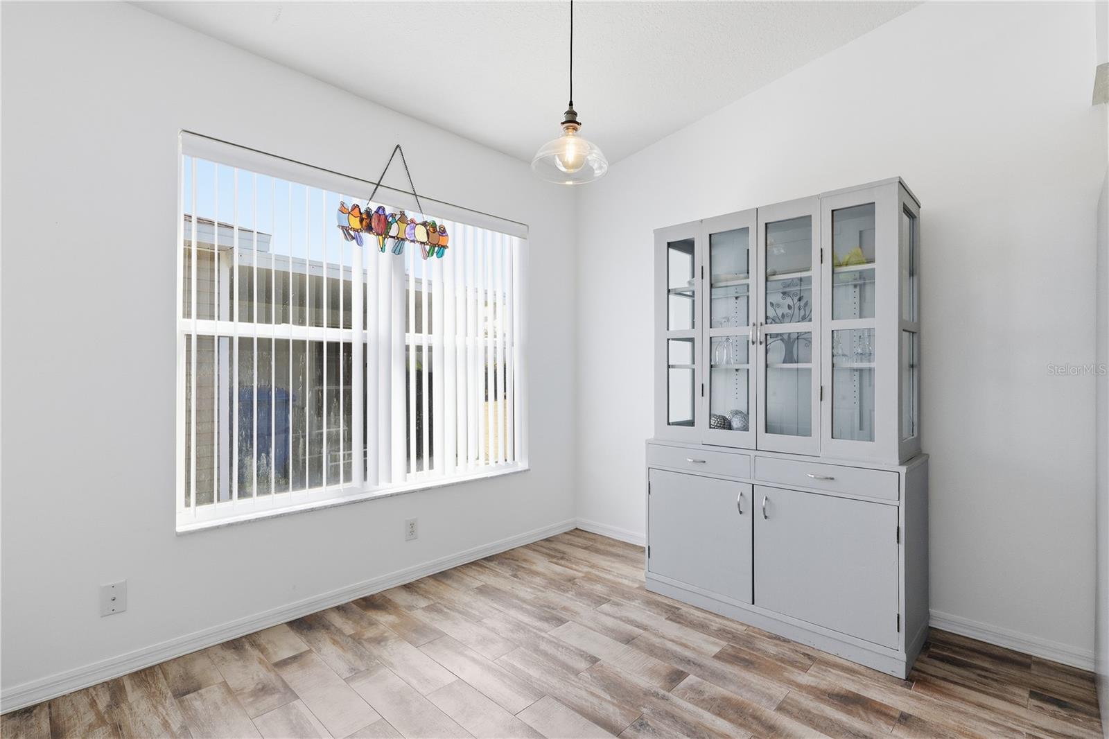 Listing photo id 9 for 29406 Zeller Avenue