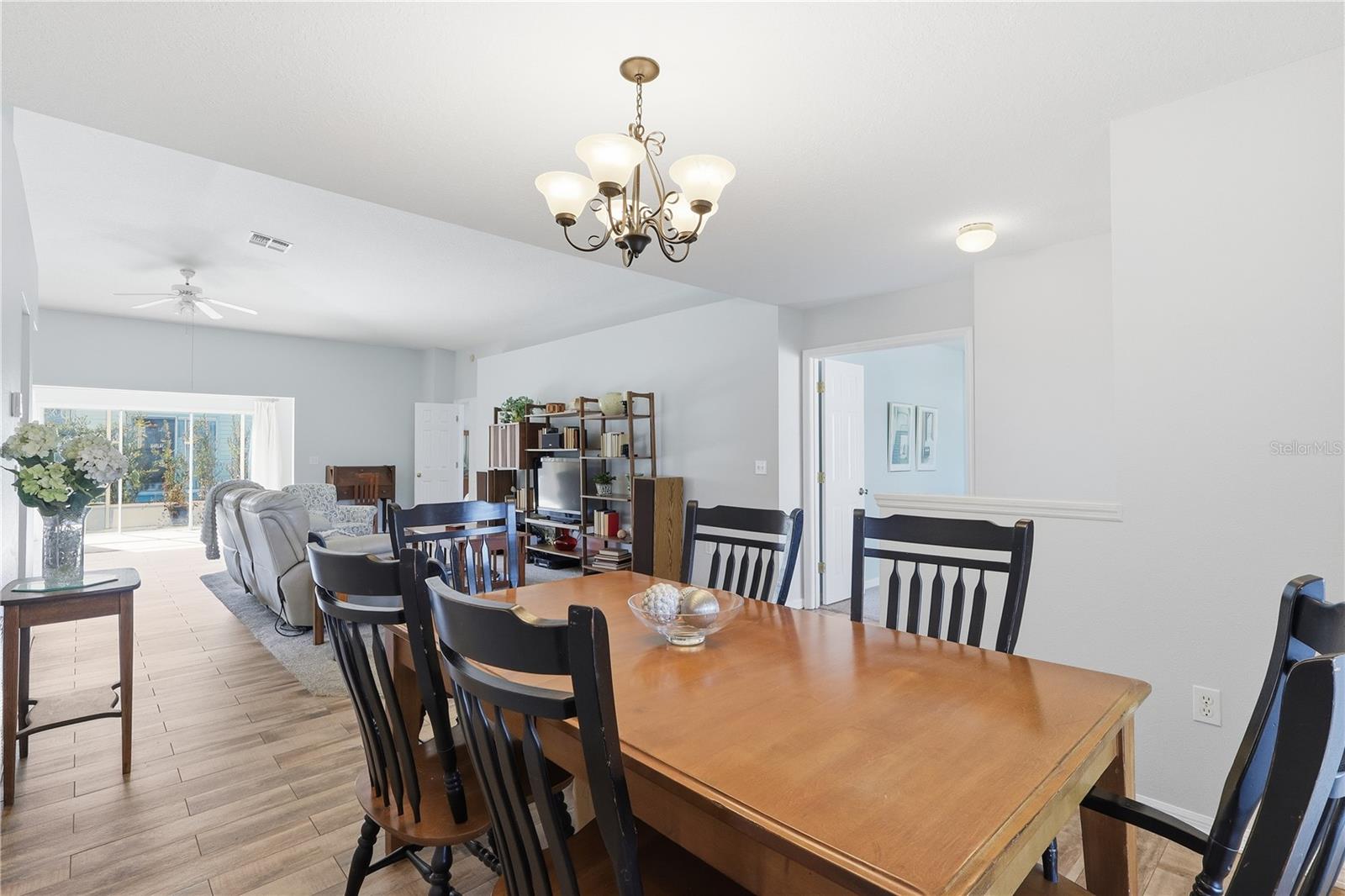 Listing photo id 11 for 29406 Zeller Avenue