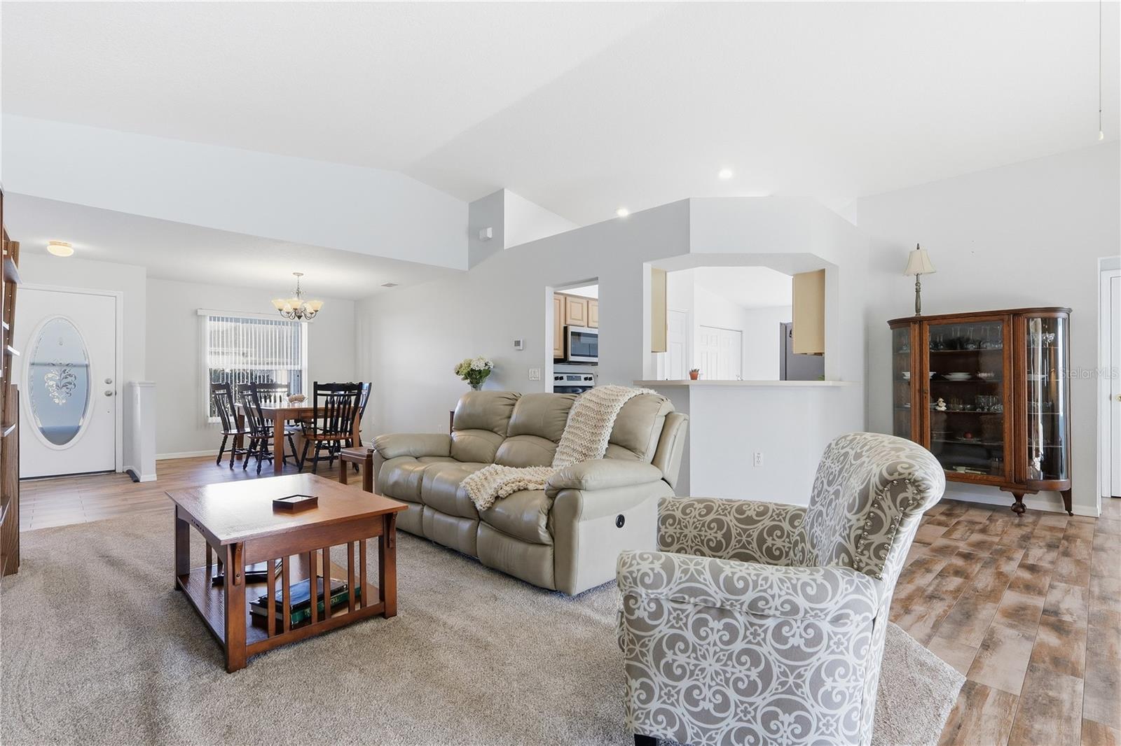 Listing photo id 1 for 29406 Zeller Avenue