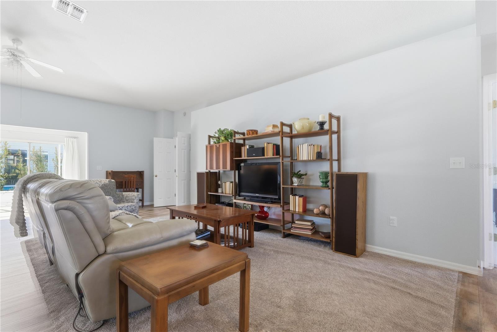 Listing photo id 3 for 29406 Zeller Avenue