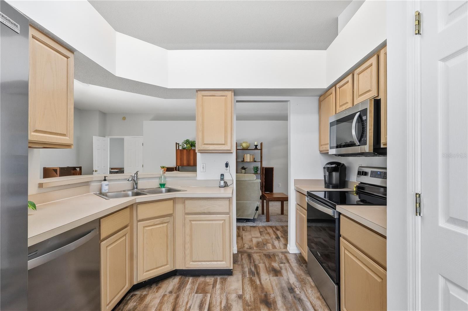 Listing photo id 7 for 29406 Zeller Avenue