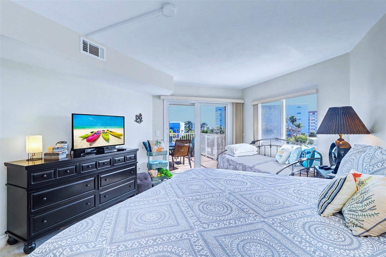 Image 23 of 43 For 18400 Gulf Boulevard 1302