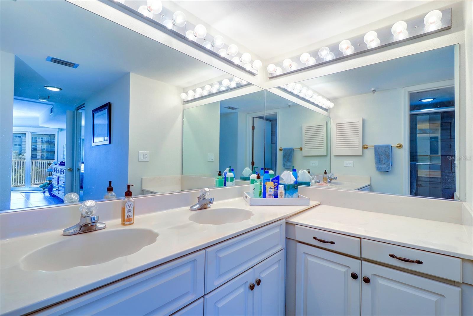 Image 27 of 43 For 18400 Gulf Boulevard 1302