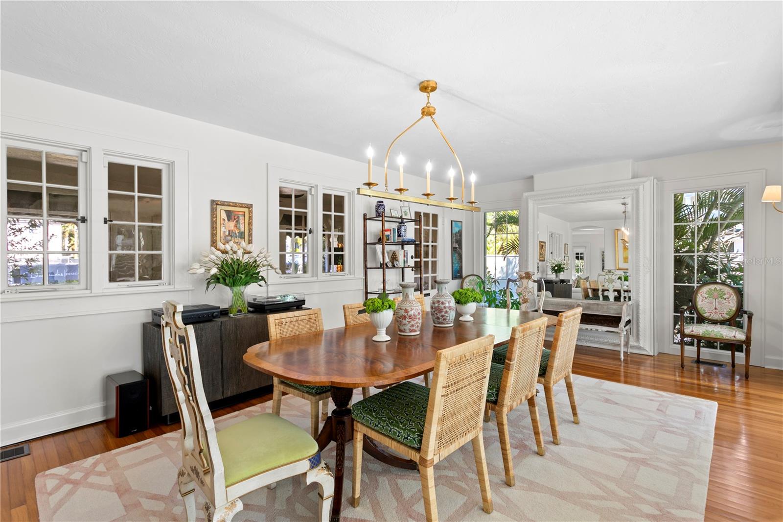 Listing photo id 10 for 936 17th Avenue Ne