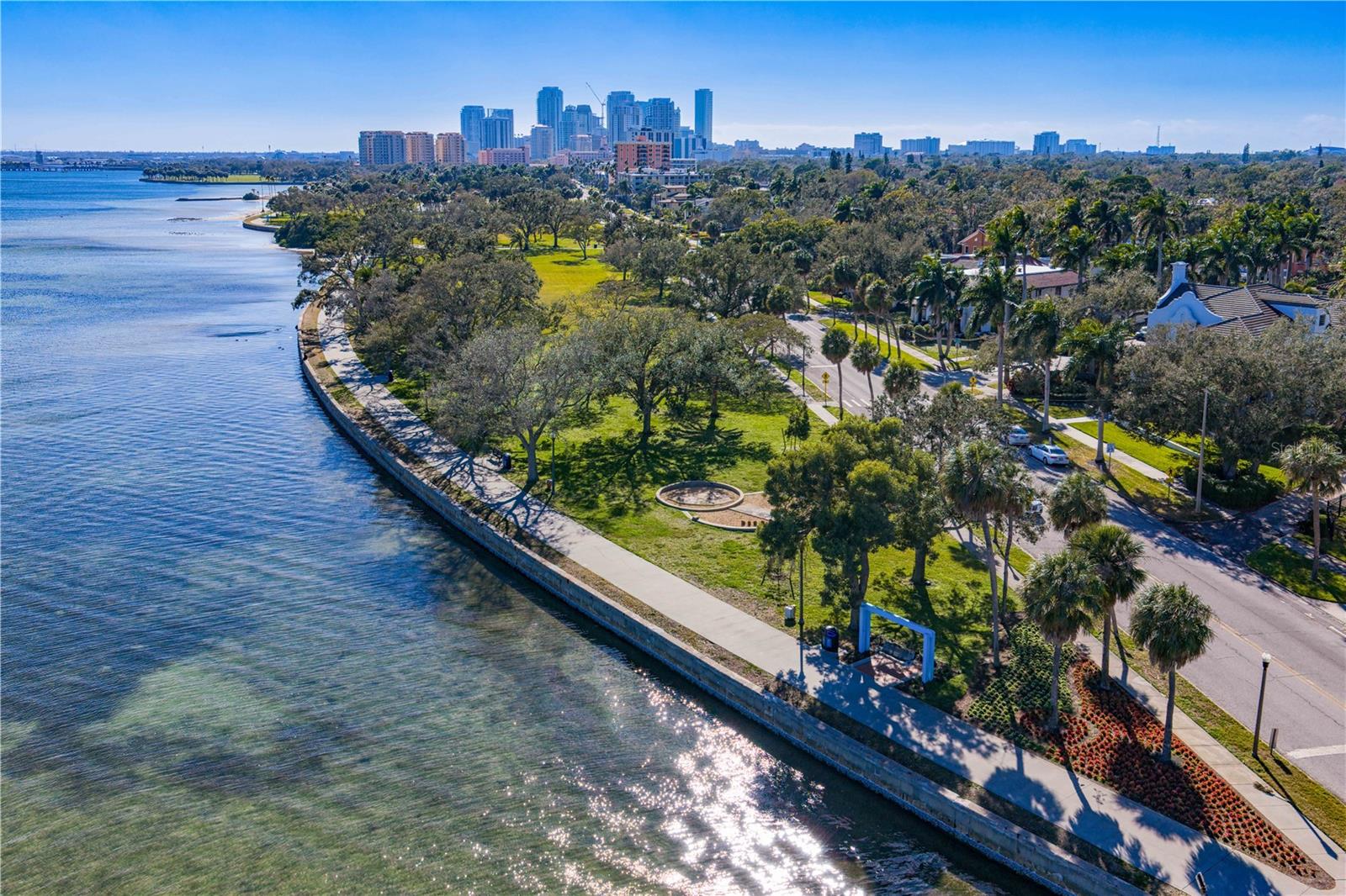 Listing photo id 2 for 936 17th Avenue Ne