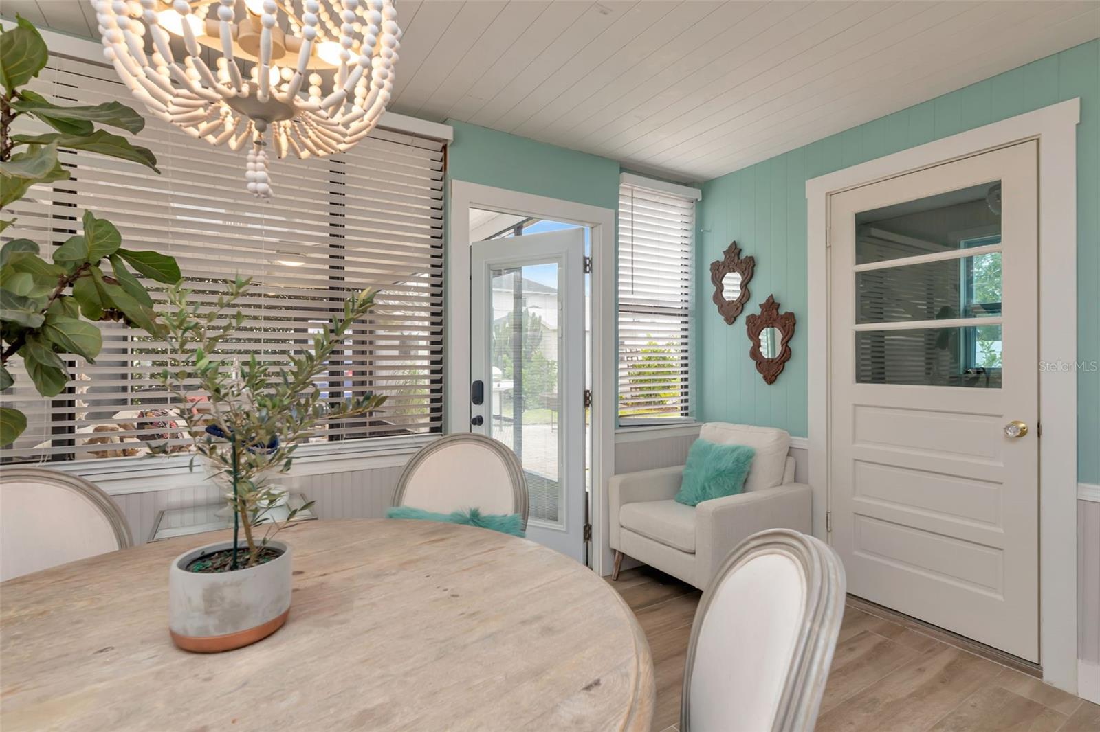 Listing photo id 9 for 842 53rd Terrace N