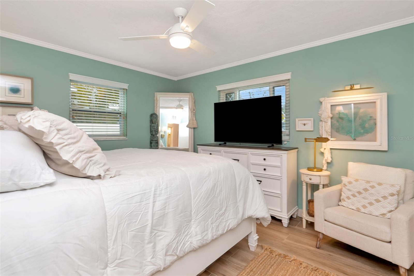 Listing photo id 11 for 842 53rd Terrace N