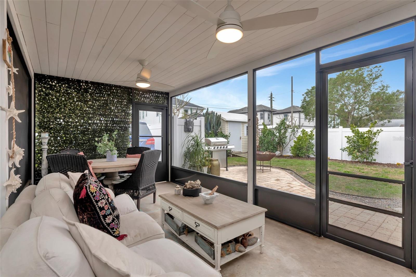 Listing photo id 16 for 842 53rd Terrace N