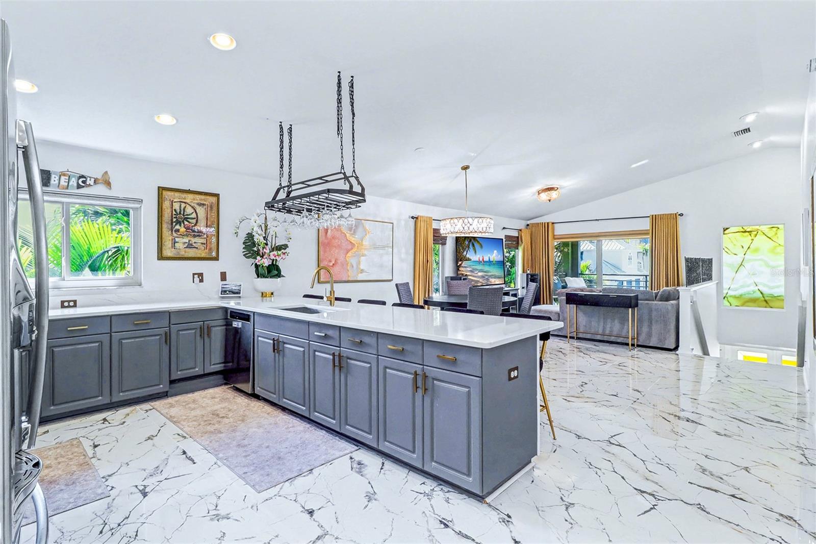 Listing photo id 11 for 15517 Gulf Boulevard