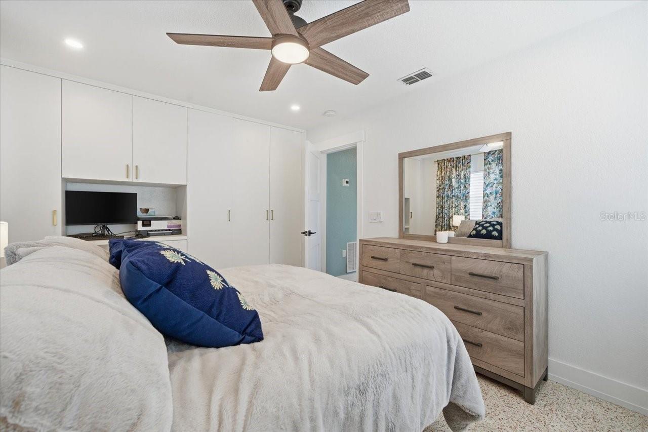 Image 36 of 75 For 937 Bruce Avenue