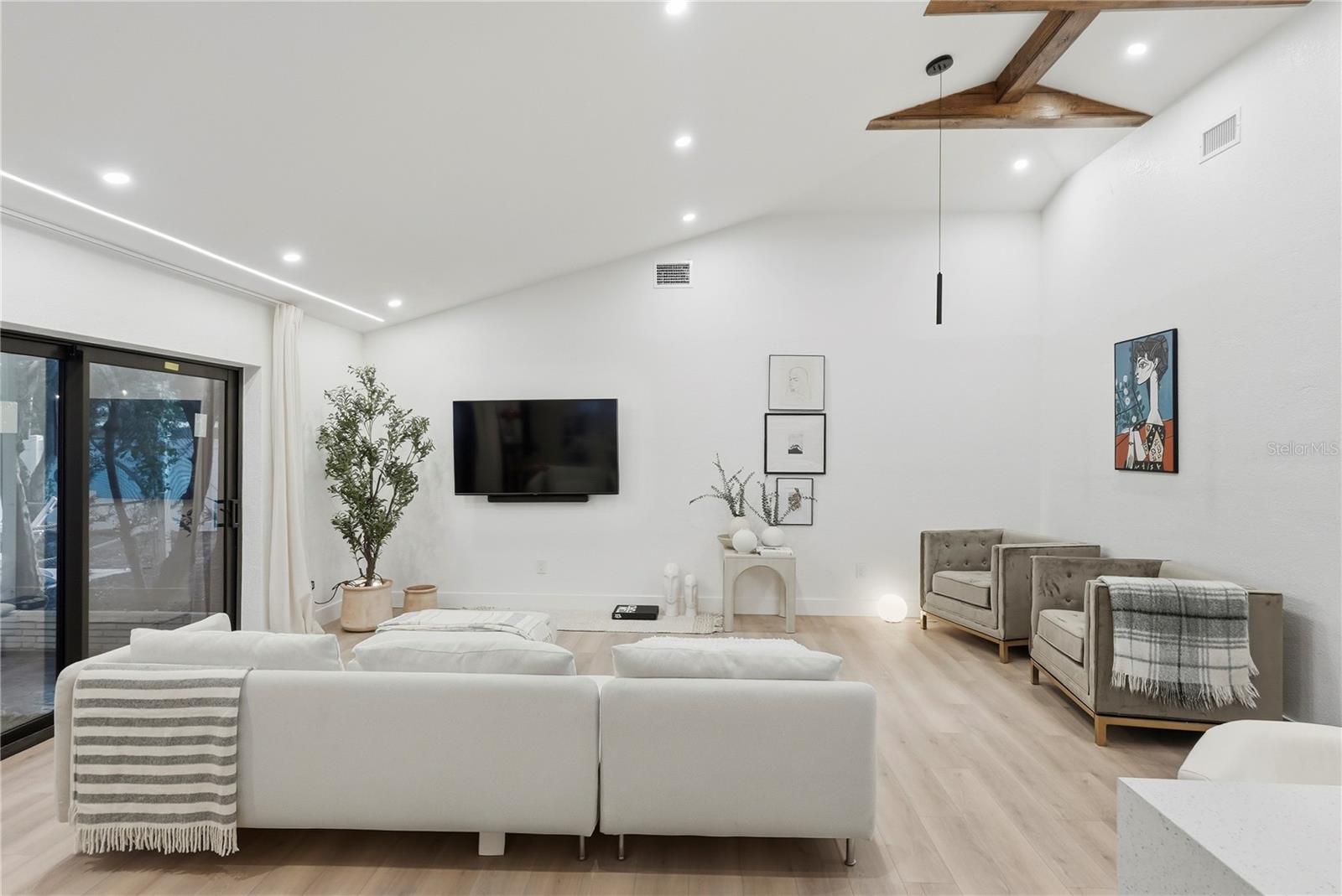 Listing photo id 10 for 2846 Pinellas Point Drive S