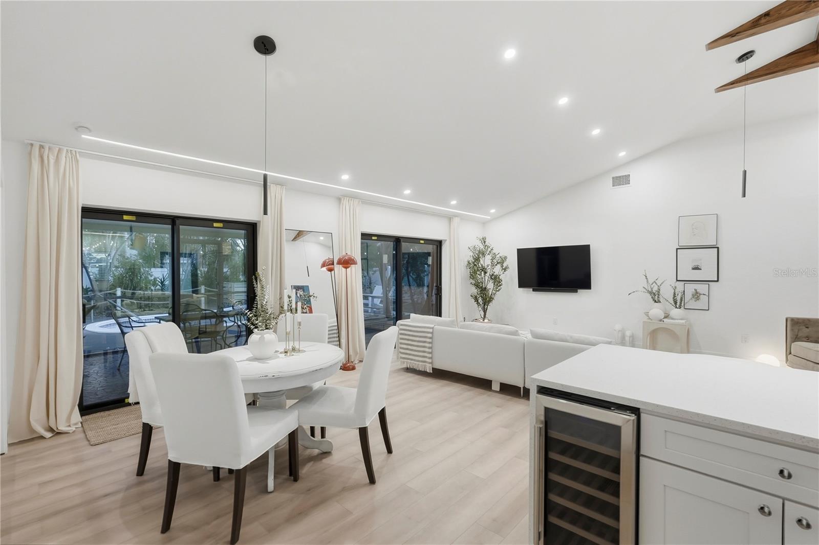 Listing photo id 12 for 2846 Pinellas Point Drive S