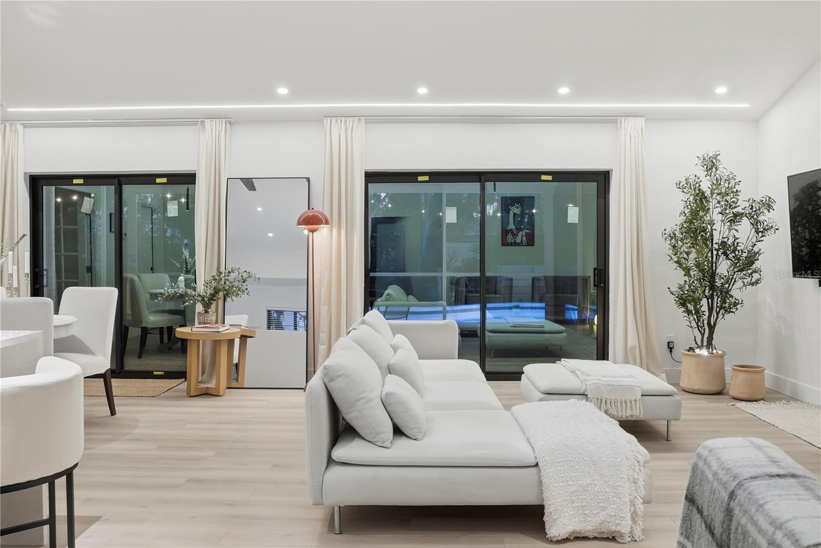 Listing photo id 1 for 2846 Pinellas Point Drive S