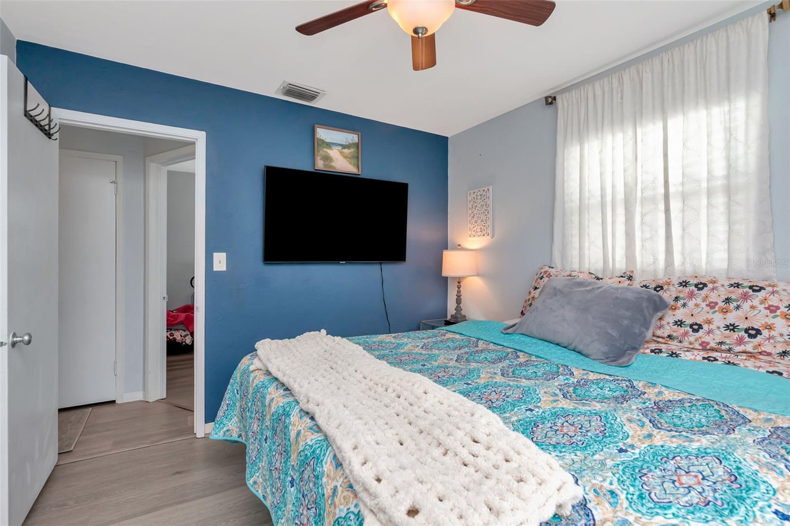 Listing photo id 8 for 851 53rd Terrace N