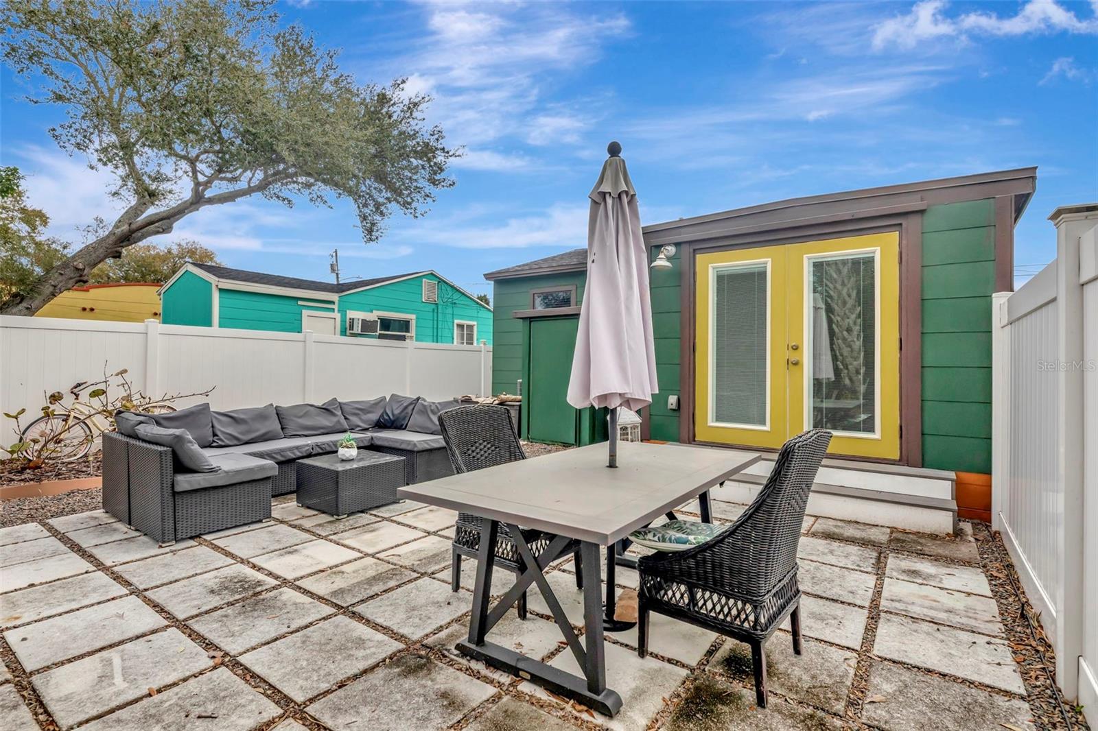 Listing photo id 15 for 851 53rd Terrace N