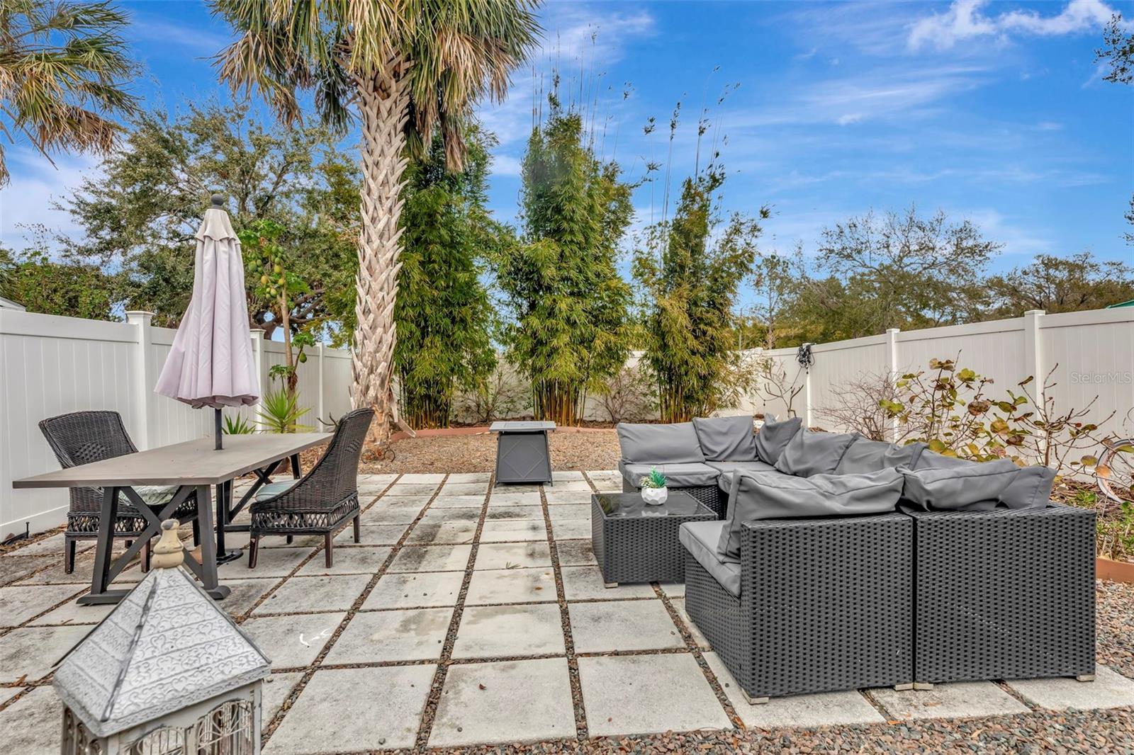 Listing photo id 16 for 851 53rd Terrace N