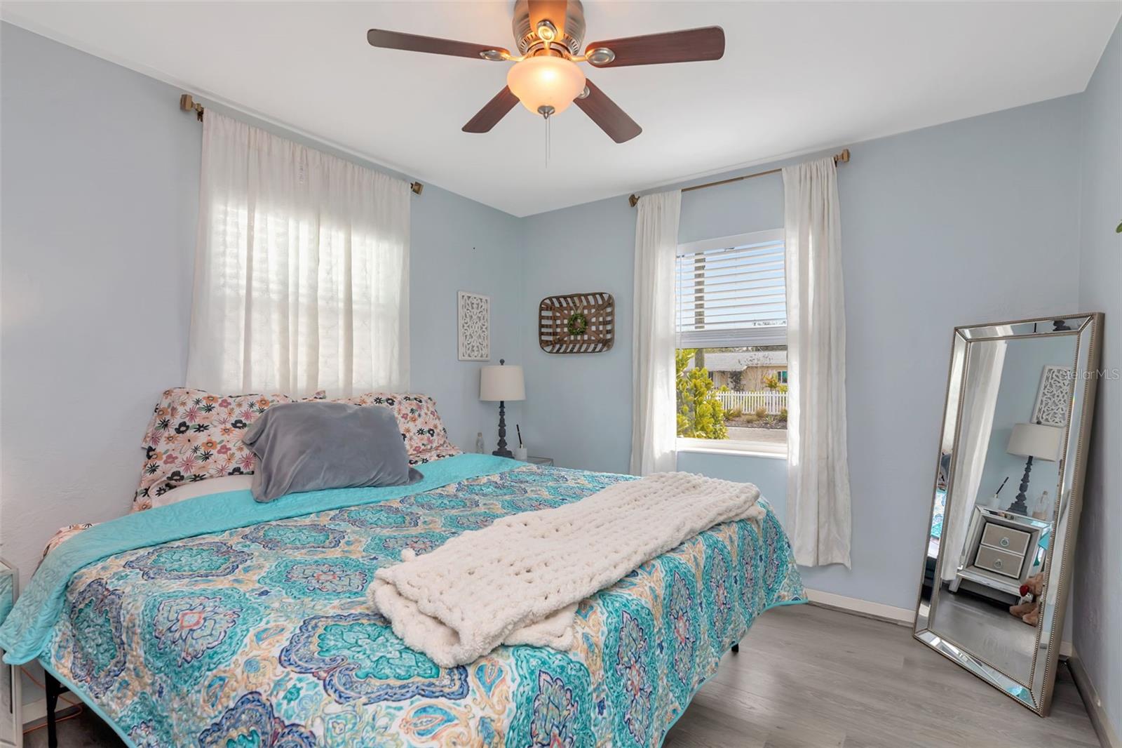 Listing photo id 7 for 851 53rd Terrace N