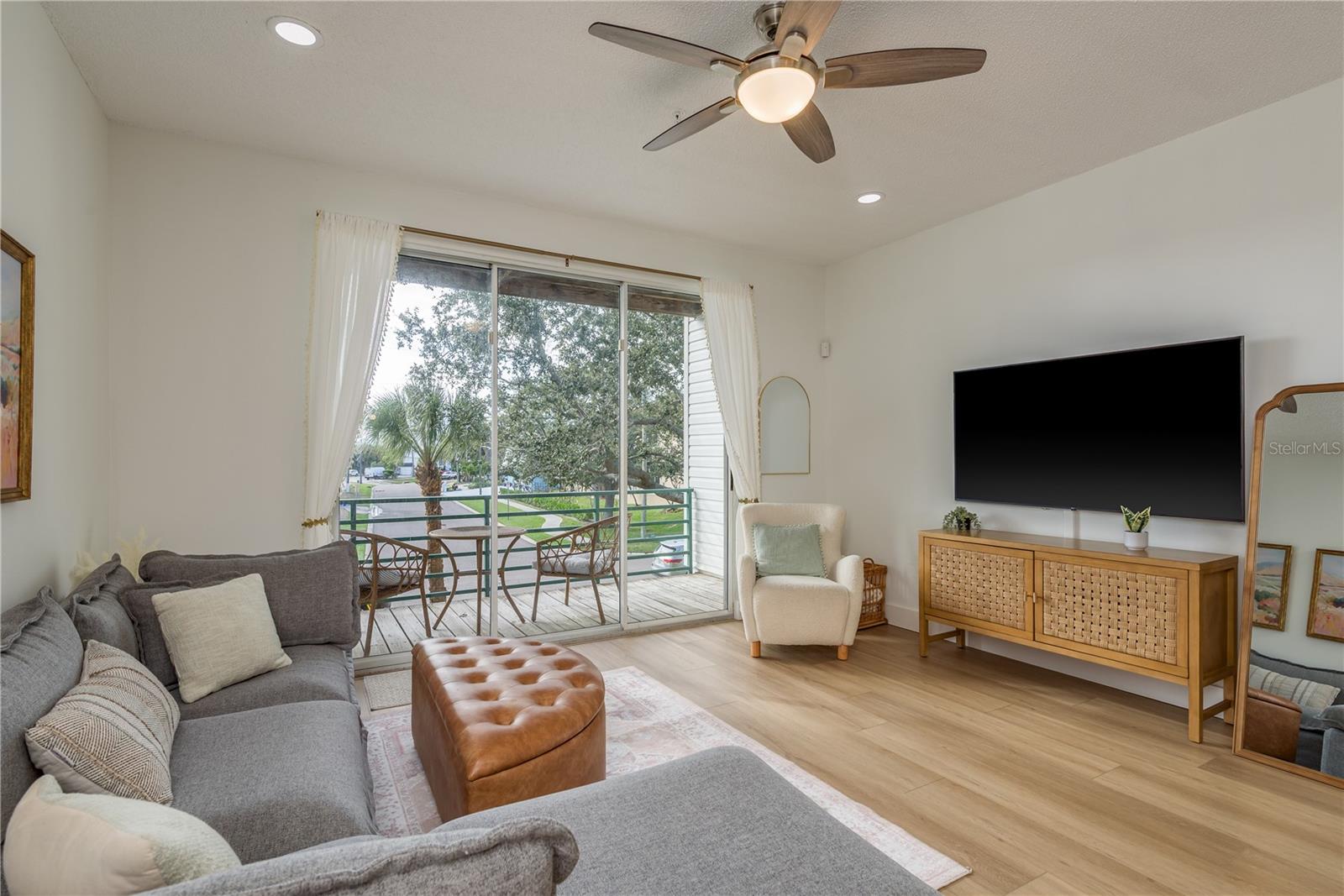 Image 11 of 56 For 320 Island Way 209