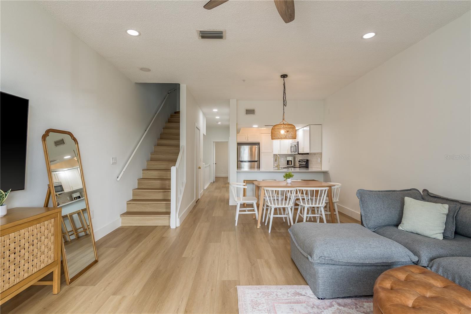 Image 12 of 56 For 320 Island Way 209