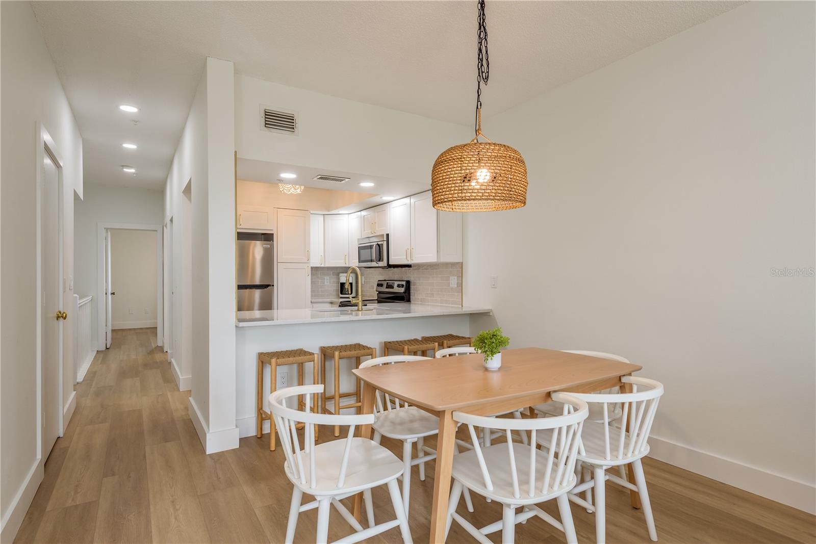 Image 13 of 56 For 320 Island Way 209