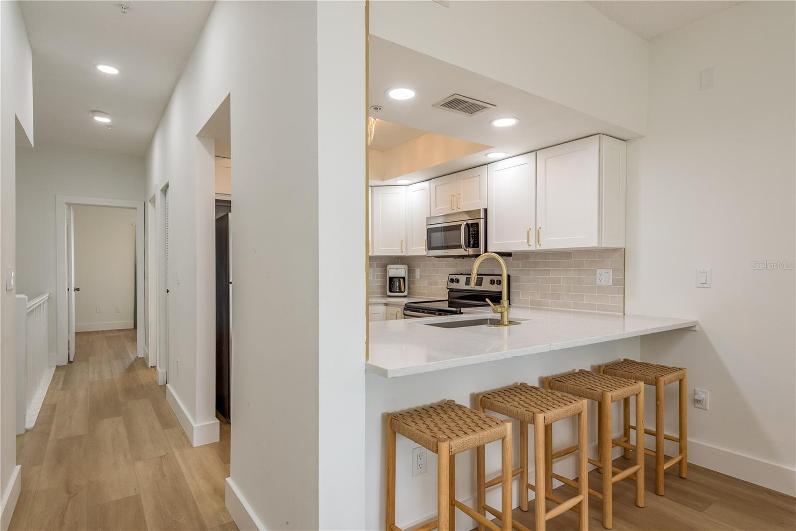 Image 14 of 56 For 320 Island Way 209