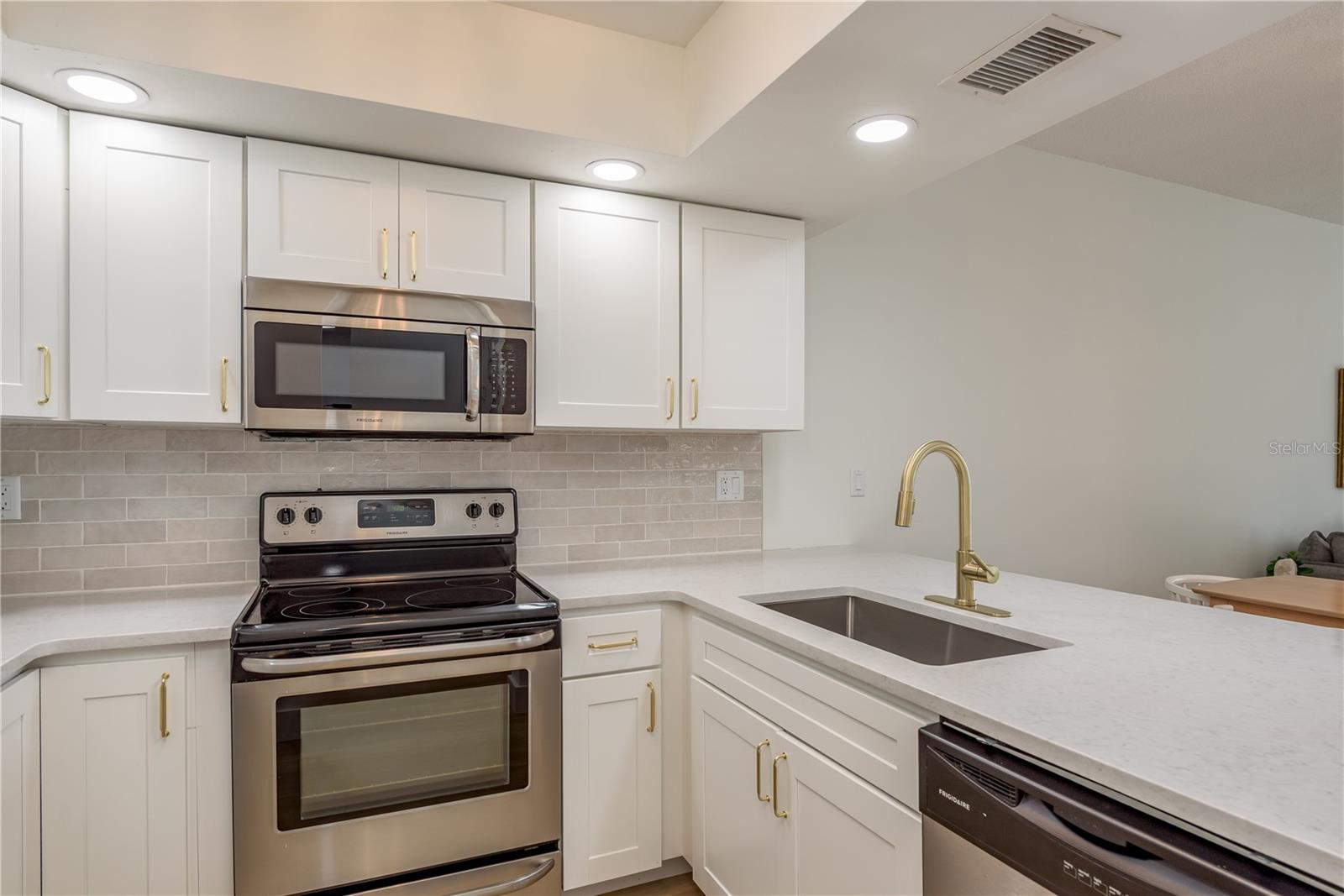 Image 15 of 56 For 320 Island Way 209