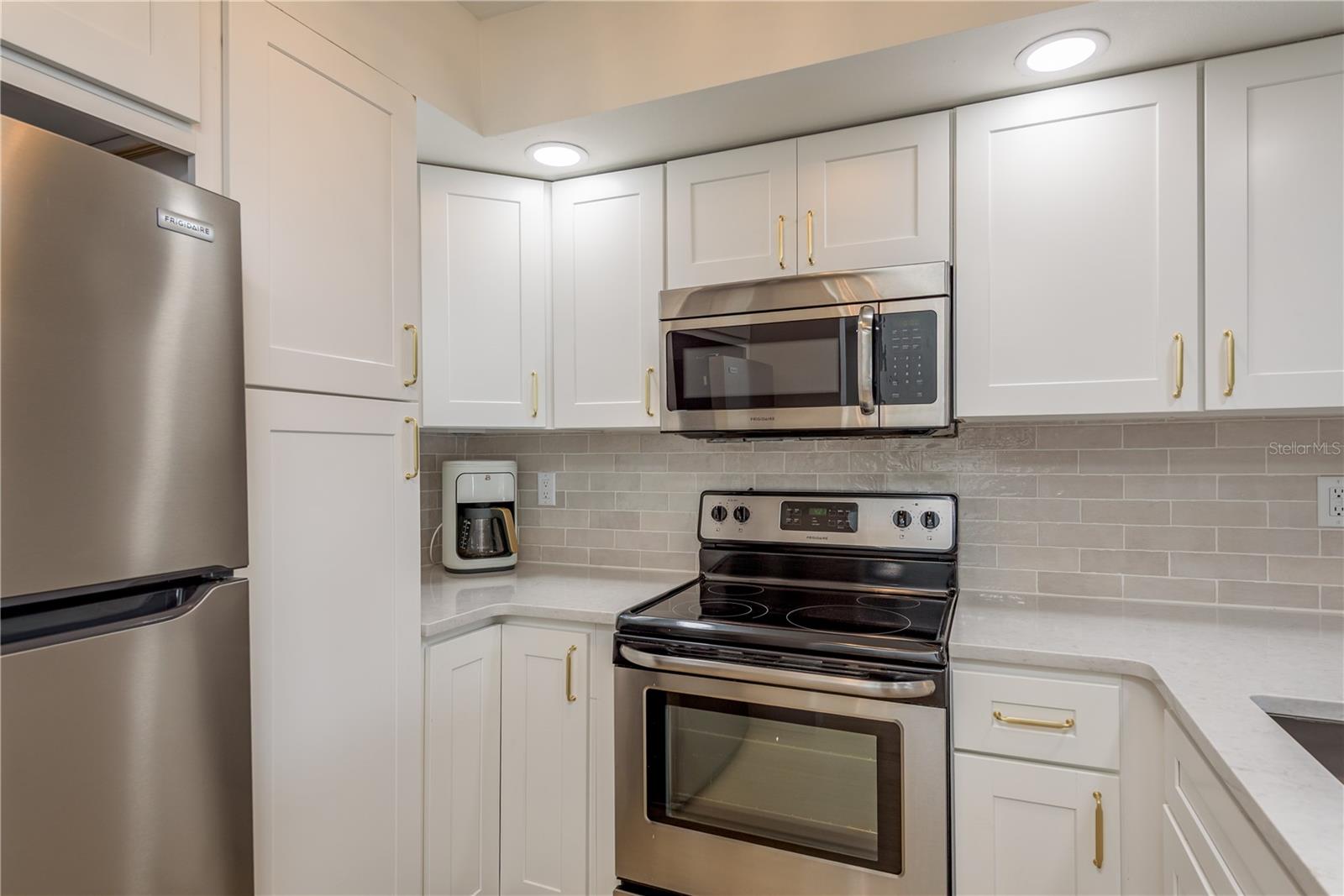 Image 16 of 56 For 320 Island Way 209