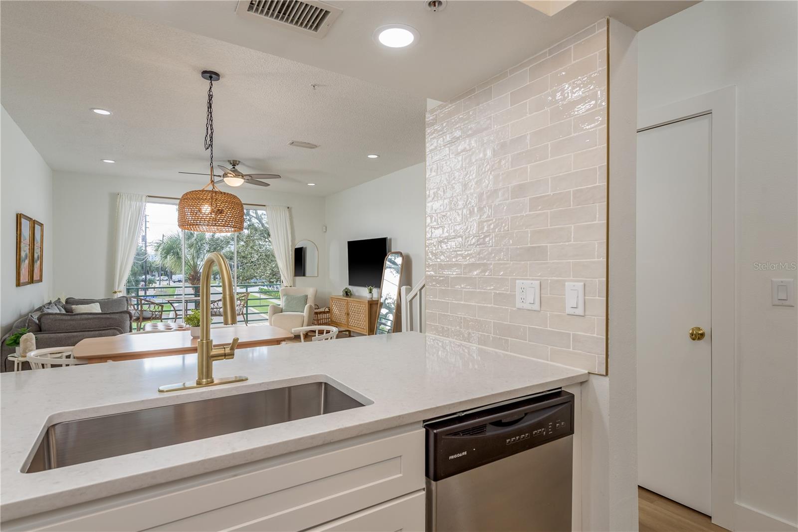 Image 17 of 56 For 320 Island Way 209