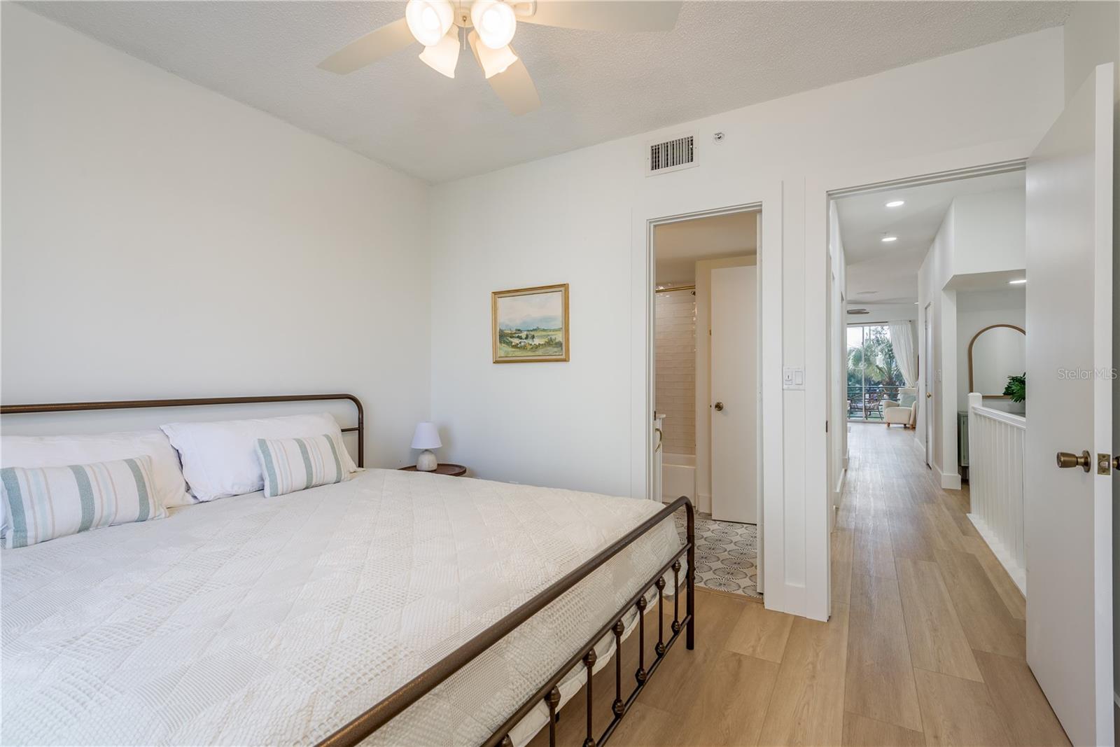 Image 21 of 56 For 320 Island Way 209