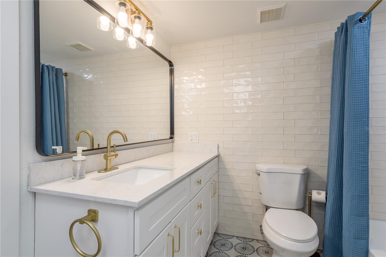 Image 22 of 56 For 320 Island Way 209