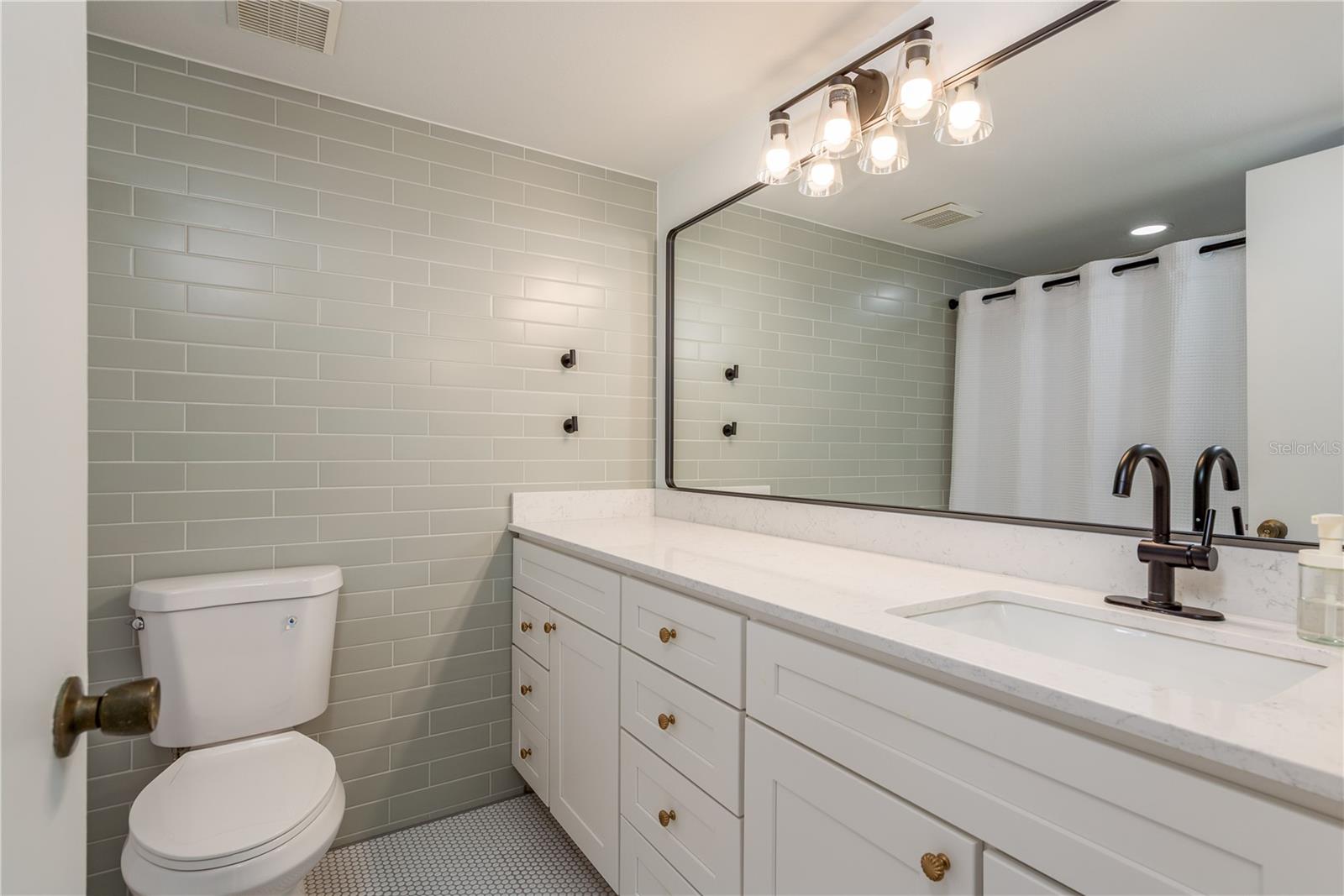 Image 26 of 56 For 320 Island Way 209