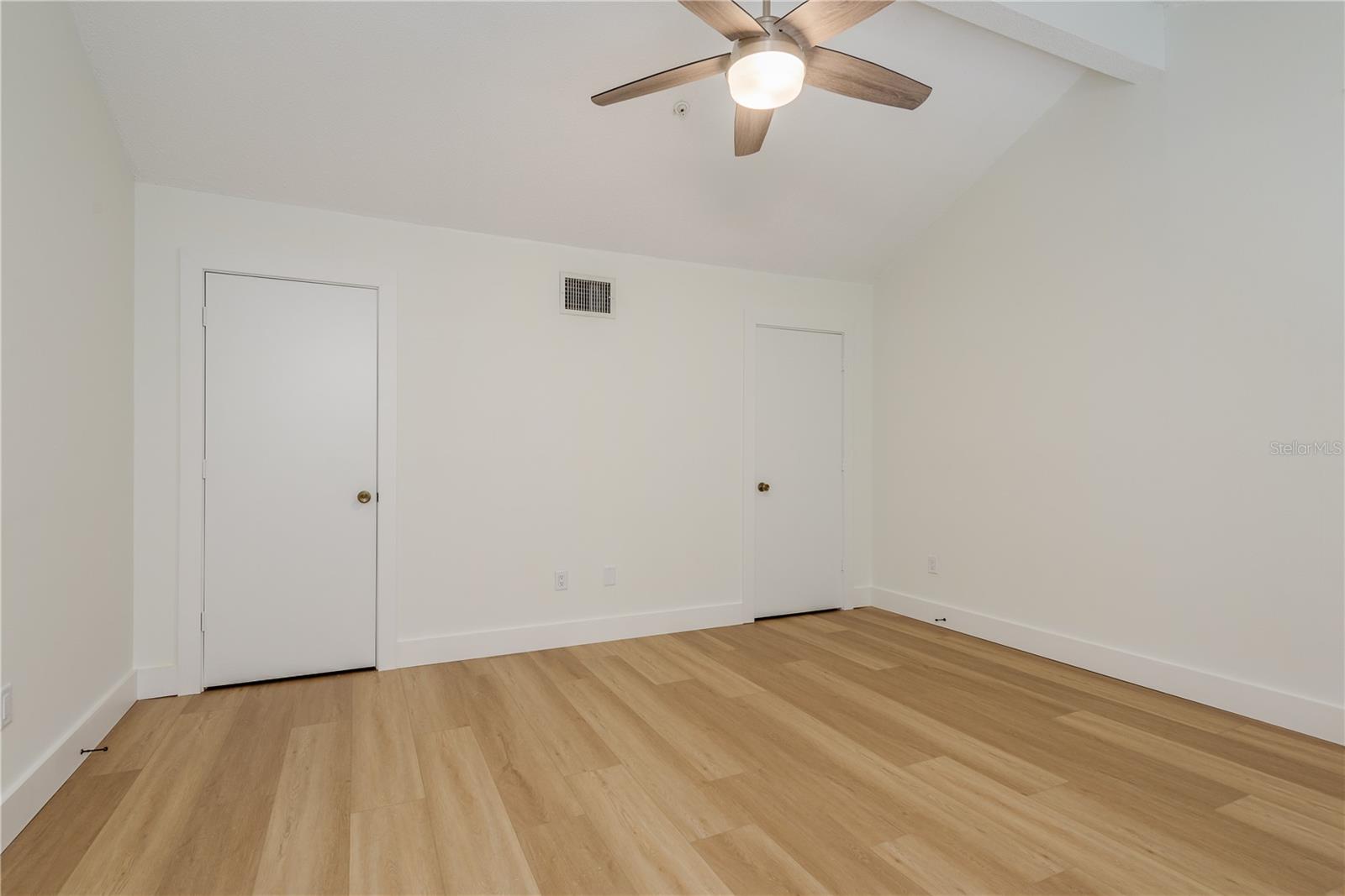 Image 27 of 56 For 320 Island Way 209