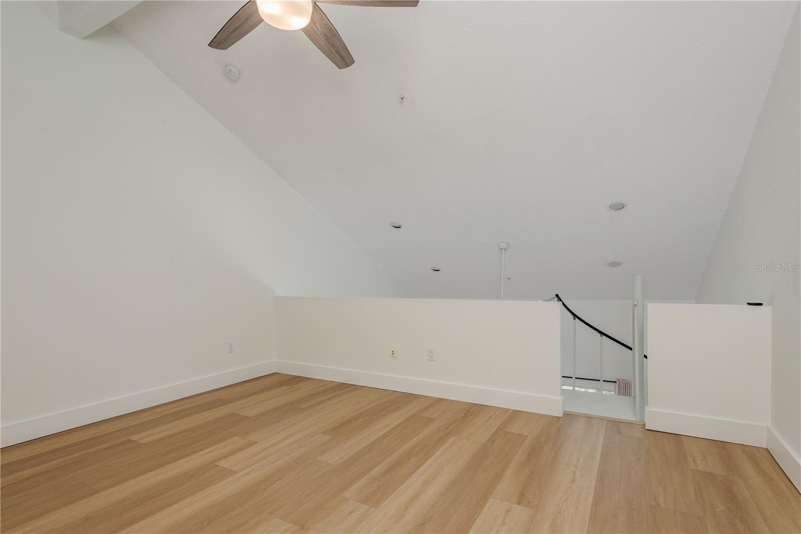 Image 28 of 56 For 320 Island Way 209