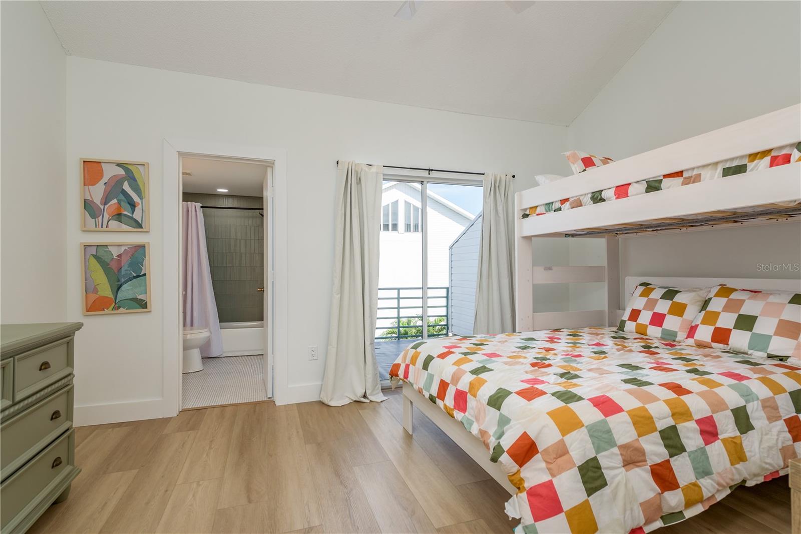 Image 29 of 56 For 320 Island Way 209