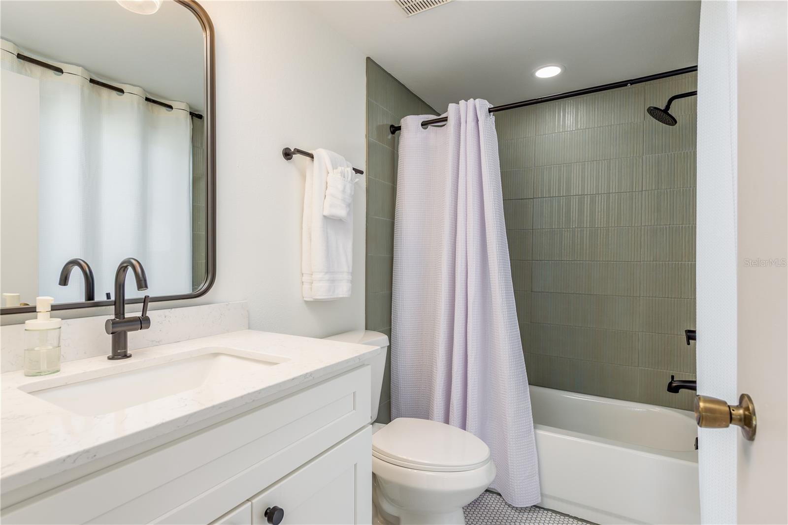 Image 31 of 56 For 320 Island Way 209