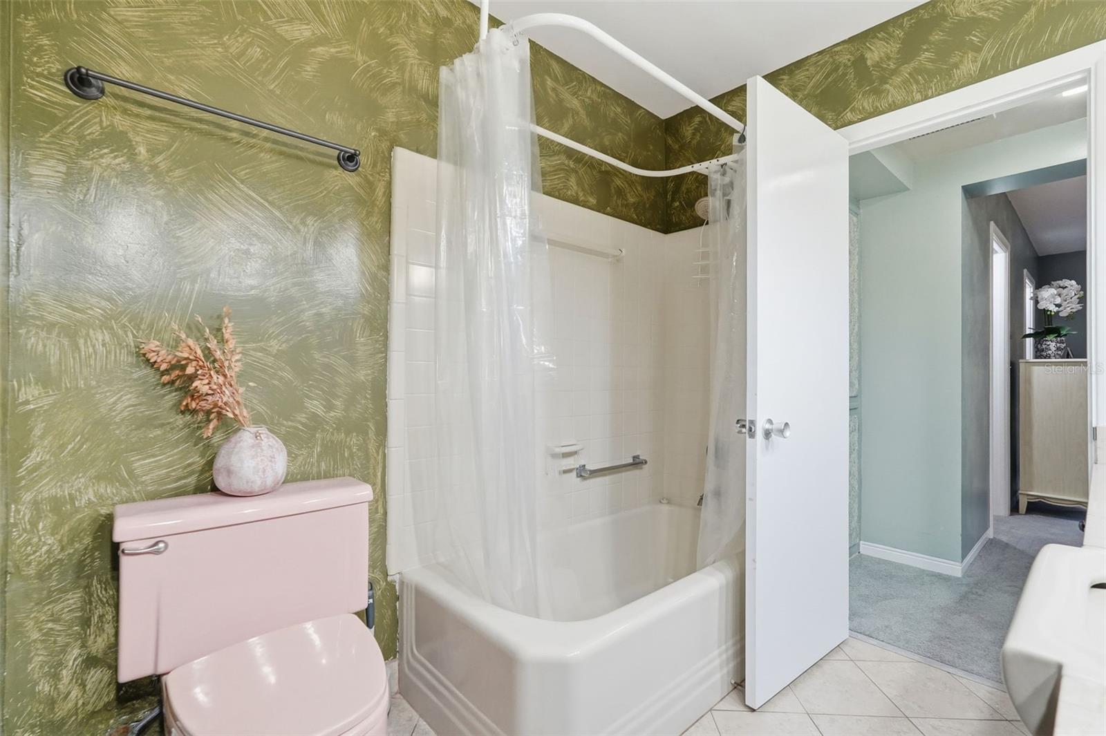 Image 24 of 37 For 1000 Shore Drive Ne 2