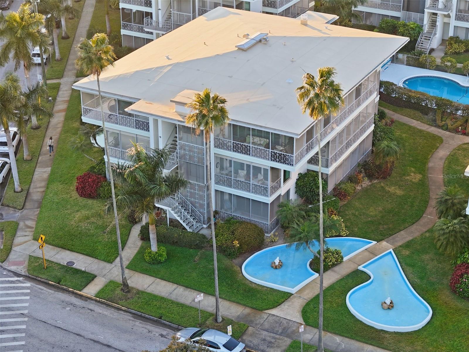 Image 7 of 37 For 1000 Shore Drive Ne 2