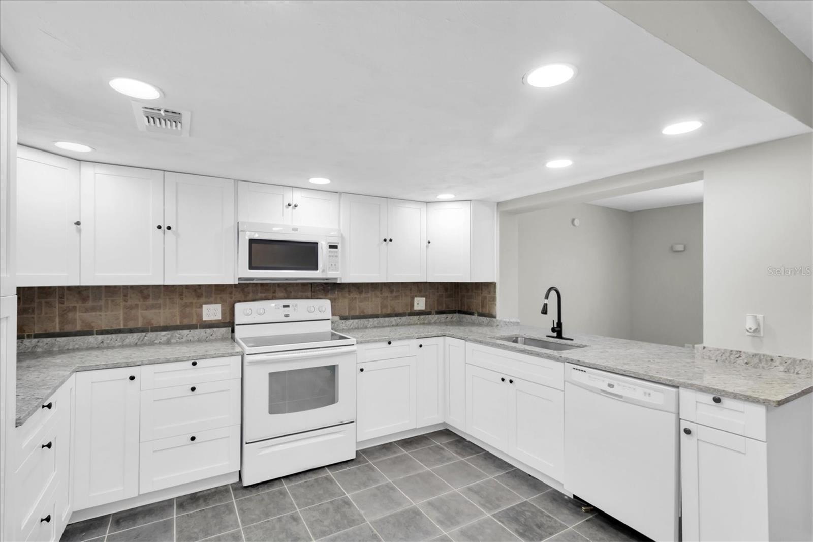 Image 10 of 51 For 271 Eastpoint Court