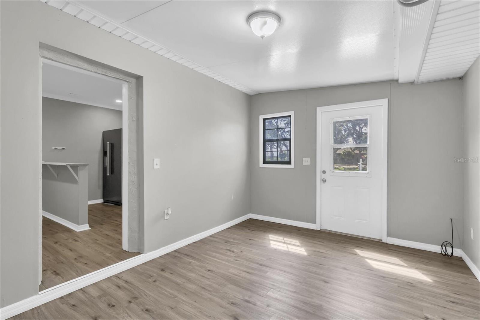 Image 28 of 51 For 271 Eastpoint Court