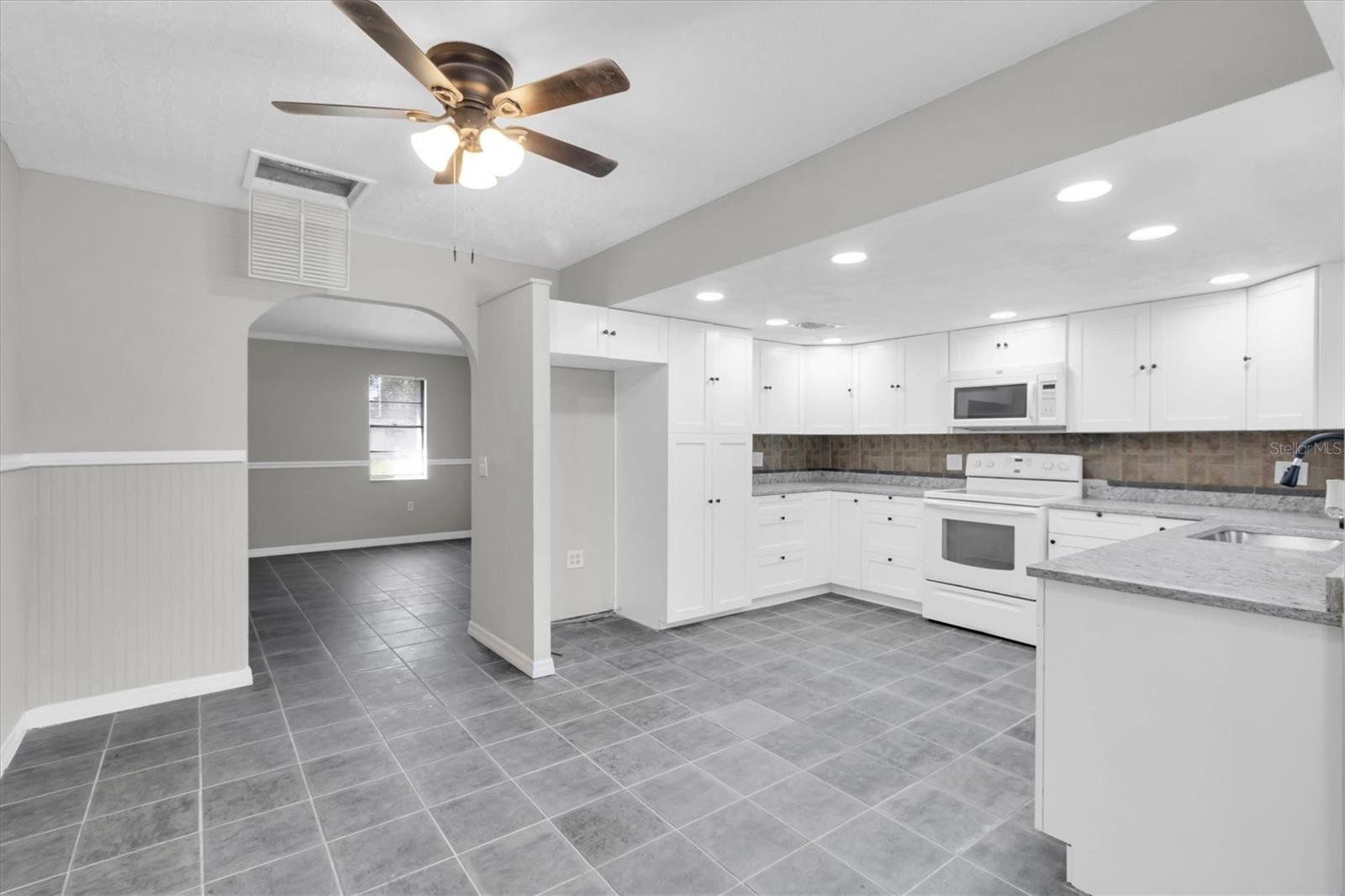 Image 8 of 51 For 271 Eastpoint Court